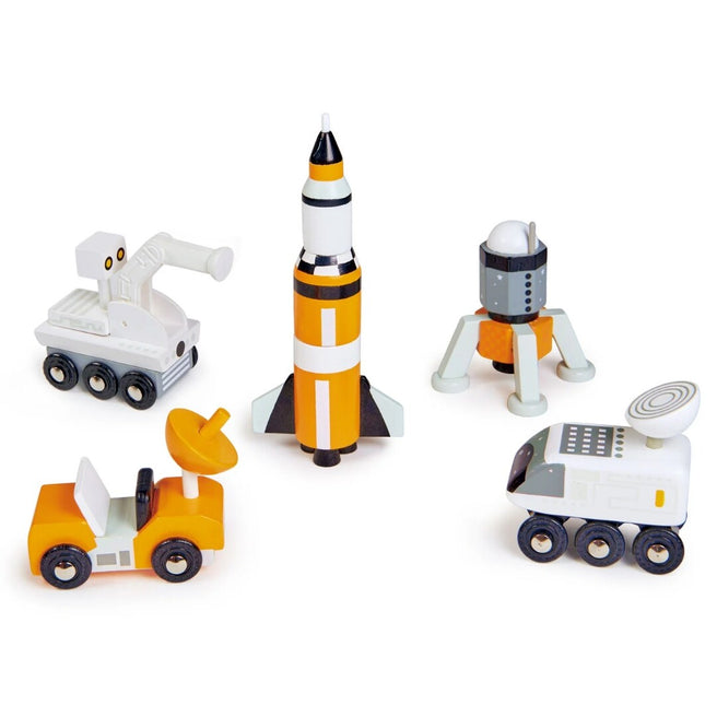 Tender Leaf Toys houten ruimtevoertuigen set met een raket, lander en drie rovers, schuin van bovenaf gefotografeerd.