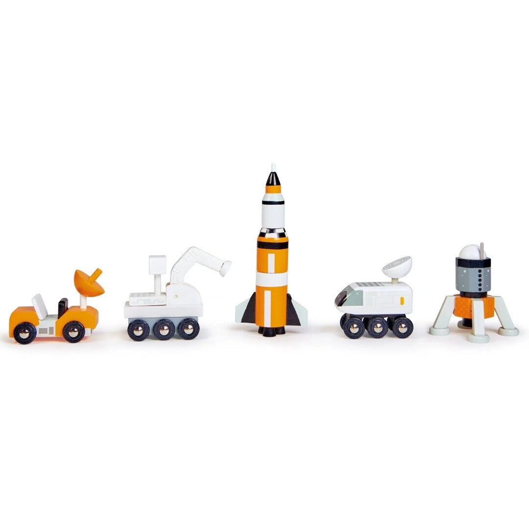 Tender Leaf Toys houten ruimtevoertuigen set met een raket, lander en drie rovers, van voren gefotografeerd.