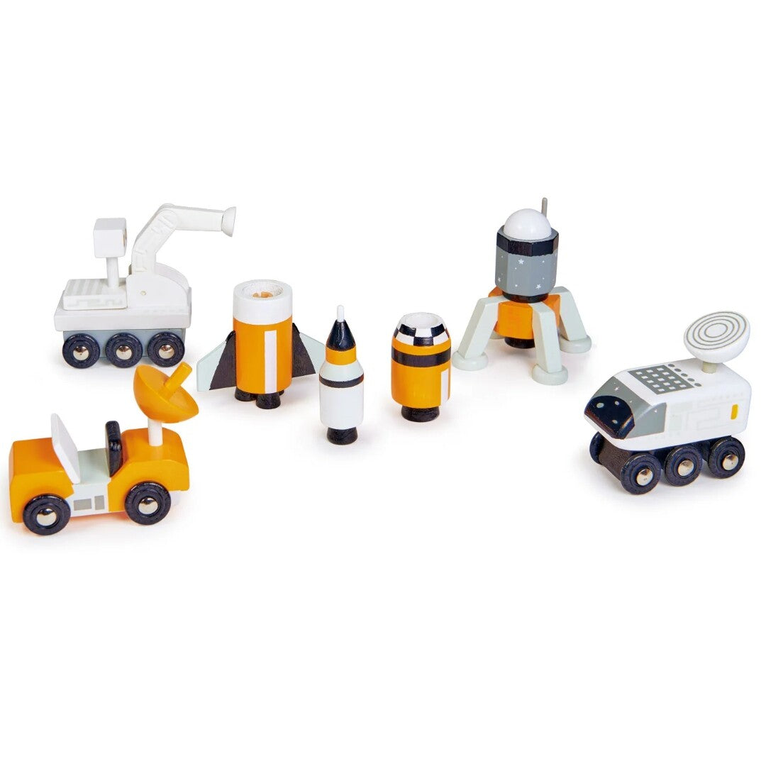 Tender Leaf Toys houten ruimtevoertuigen set met een gedemonteerde raket, lander en drie rovers, schuin van bovenaf gefotografeerd.