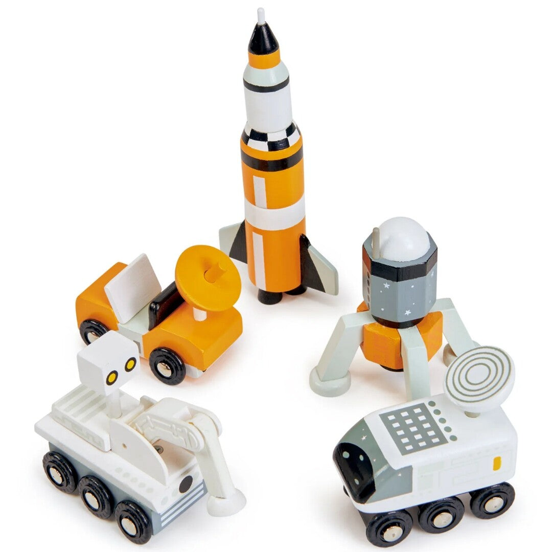 Tender Leaf Toys houten ruimtevoertuigen set met een raket, lander en twee rovers, schuin van bovenaf gefotografeerd.