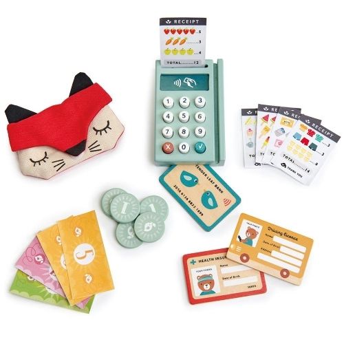 Tender Leaf Toys betaalset met houten pinautomaat, stoffen vossenportemonnee, houten munten en diverse speelkaarten met dierenthema.