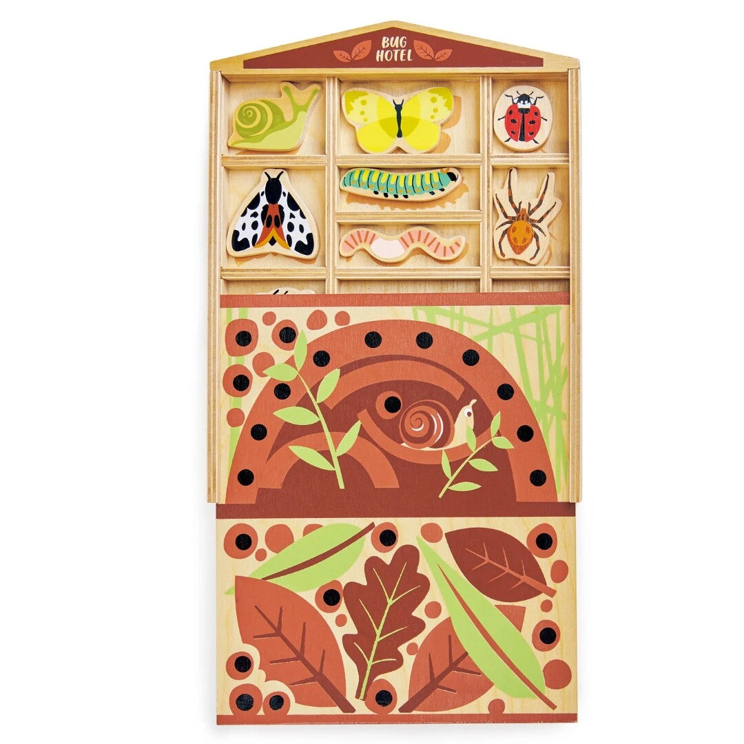 De voorkant van de Tender Leaf Toys houten insectenpuzzel 'Bug Hotel' met 9 insectenstukken bovenaan en een decoratief bladpatroon onderaan.