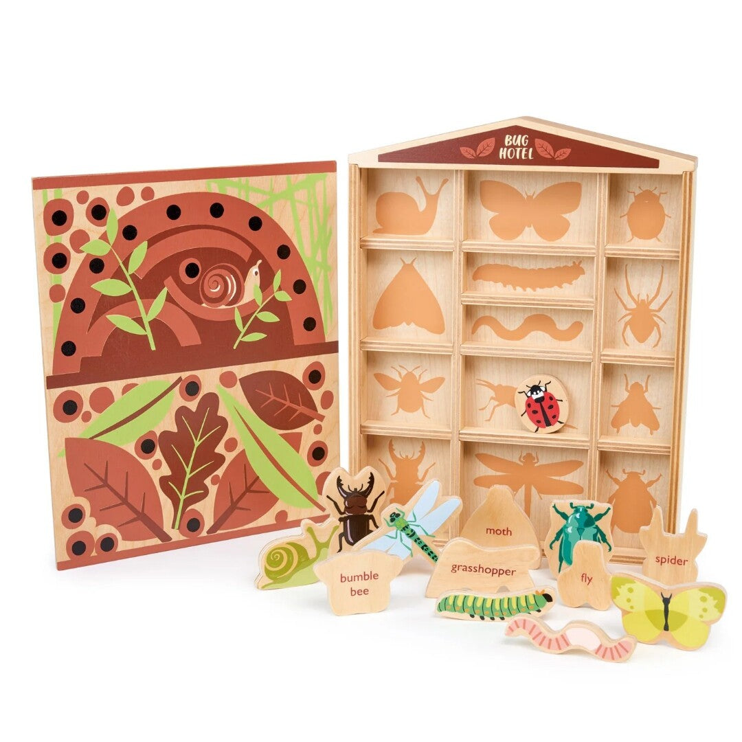 De Tender Leaf Toys houten insectenpuzzel 'Bug Hotel' met alle 12 insectenstukken uit de doos en de lege puzzelplank ernaast.