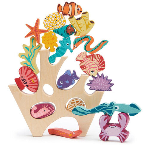 Tender Leaf Toys houten stapelspeelgoed met zeedieren en koraal, deels opgestapeld.
