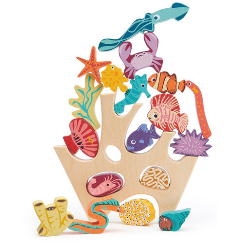 Tender Leaf Toys houten stapelspeelgoed met zeedieren en koraal, in een hoge stapel.