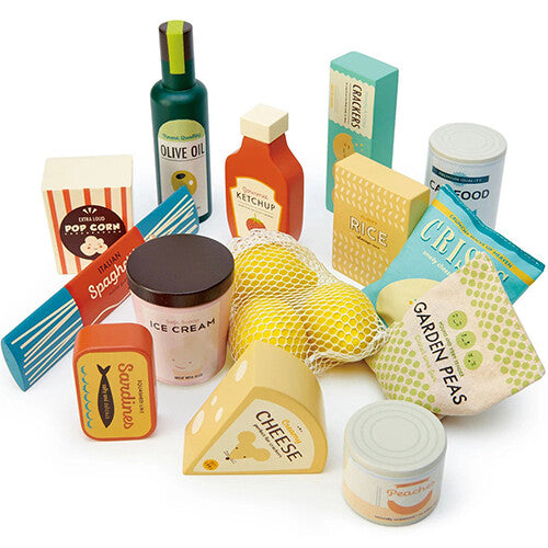 Een collectie Tender Leaf Toys houten speelgoedboodschappen, waaronder olijfolie, ketchup, popcorn, spaghetti en kaas, netjes uitgestald.