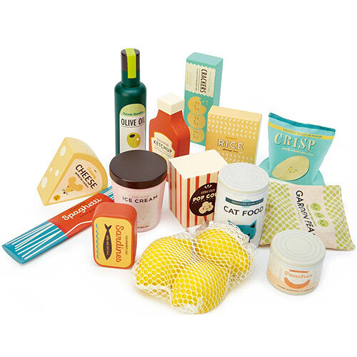 Een collectie Tender Leaf Toys houten speelgoedboodschappen, zoals kaas, spaghetti, olijfolie en kattenvoer, op een witte achtergrond.