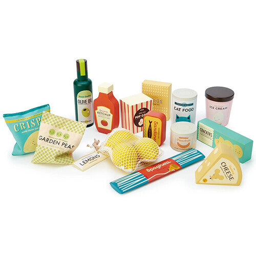 Een overzicht van de Tender Leaf Toys houten speelgoedboodschappen, verspreid over een witte ondergrond.