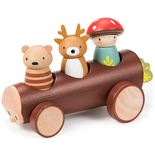 Tender Leaf Toys houten speelgoedauto in de vorm van een boomstam met drie bosdierenfiguren erin.