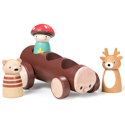 Tender Leaf Toys houten speelgoedauto met een paddenstoelfiguur erin en een beer- en hertfiguur ernaast.