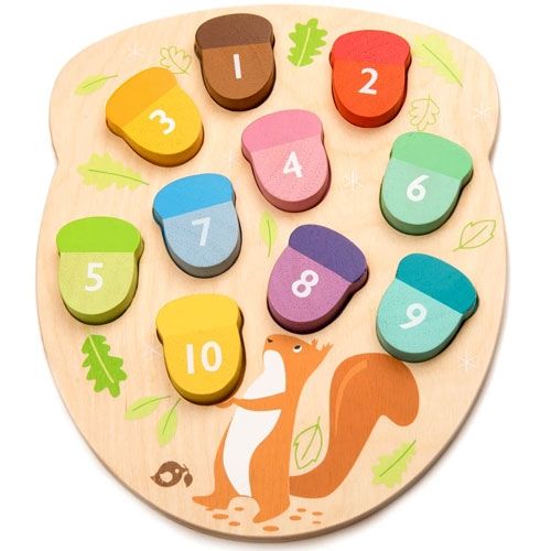 Tender Leaf Toys houten telpuzzel in de vorm van een eikel met kleurrijke genummerde eikelstukjes en een eekhoorn.