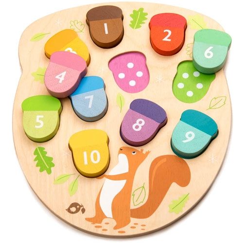 Tender Leaf Toys houten telpuzzel met enkele eikelstukjes verwijderd, die de stippenpatronen eronder tonen.