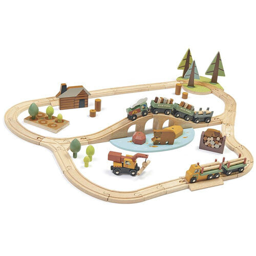 tender leaf toys houten treinbaan dennenbos met trein, vrachtwagen, kraan, huisje en bomen.