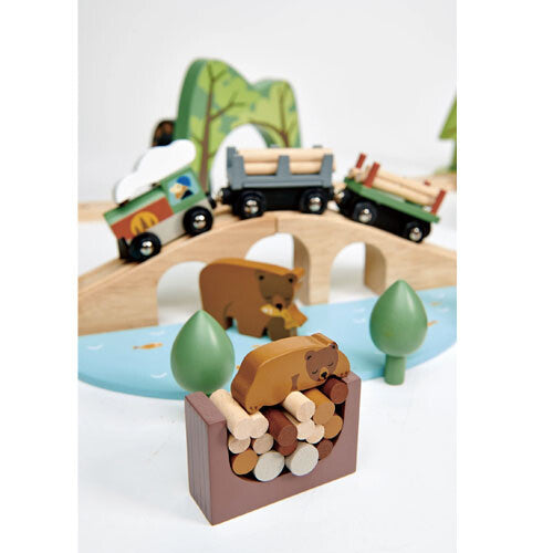 Detail van de tender leaf toys houten treinbaan dennenbos met een trein, brug en bosdieren.