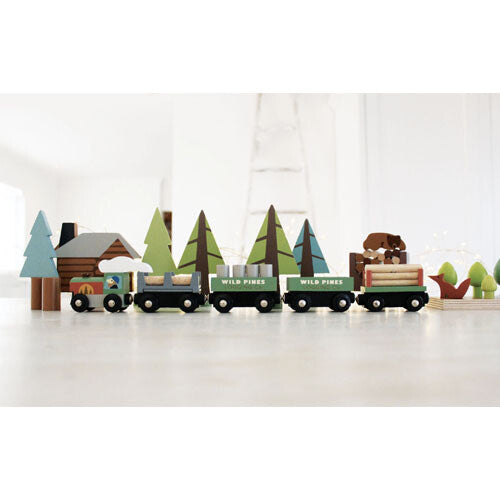 tender leaf toys houten trein met wagons vol boomstammen en accessoires uit het dennenbos thema.