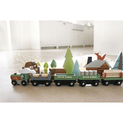tender leaf toys houten trein met wagons en bosdieren, staand op een witte ondergrond.