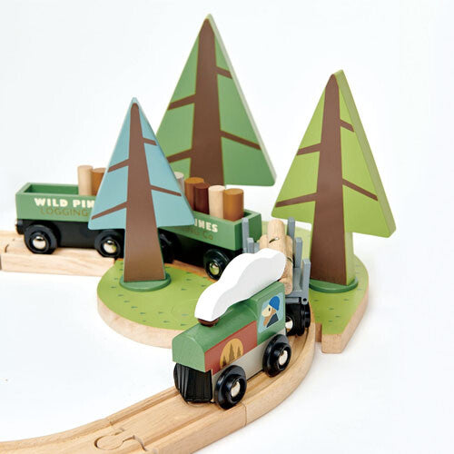 Detail van de tender leaf toys houten treinbaan dennenbos met een trein en bomen.