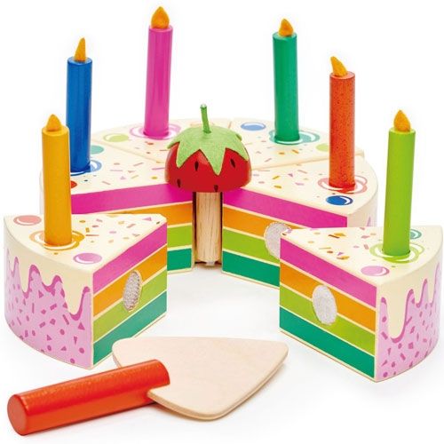 Tender Leaf Toys houten speelgoed verjaardagstaart met regenbooglagen, kaarsjes en taartschep, deels uit elkaar geschoven.
