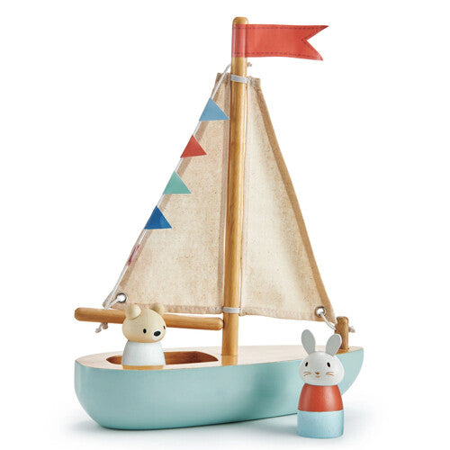 Tender Leaf Toys houten speelgoedzeilboot met lichtblauwe romp, stoffen zeil, vlaggetjes en twee houten dierenfiguren.