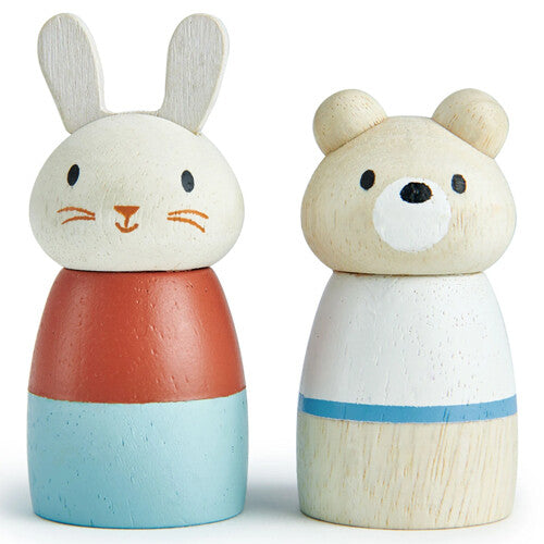 Detail van de twee houten dierenfiguren, een konijn en een beer, van de Tender Leaf Toys speelgoedzeilboot.