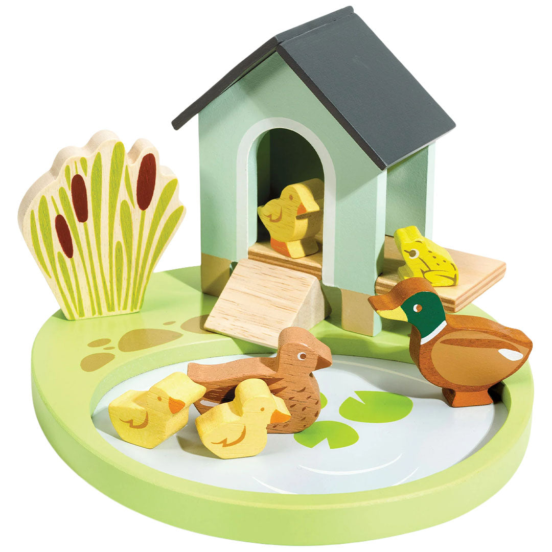 Tender Leaf Toys houten speelset met eendenhuis, vijver, eendenfamilie en kikker.