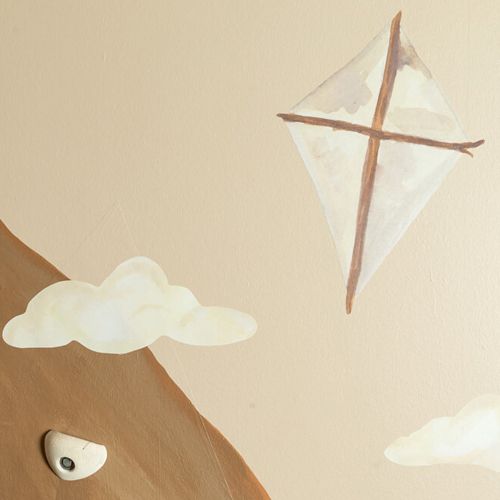 that's mine muursticker van een beige vlieger en wolken op een lichtbruine muur met een berg.