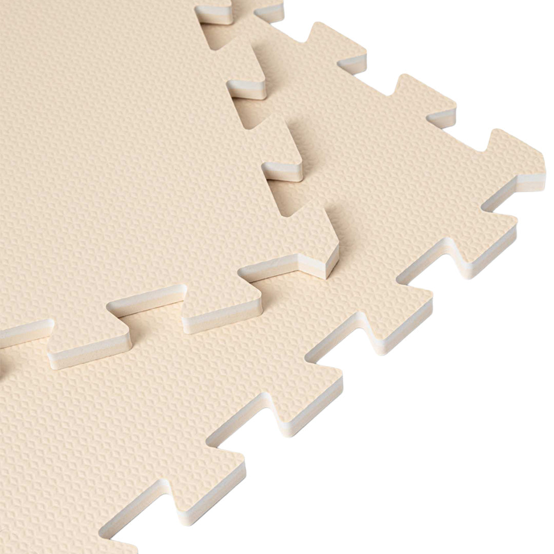 Detail van de in elkaar grijpende randen van de that's mine beige foam speelmat, met zichtbare textuur.