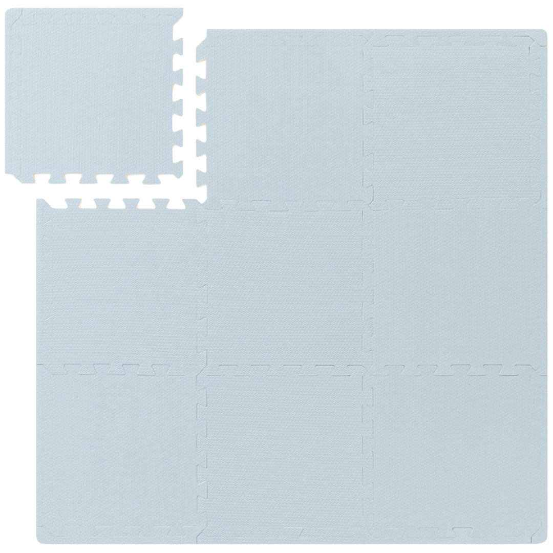 that's mine lichtblauwe foam speelmat voor baby's, bestaande uit in elkaar grijpende puzzelstukken, van bovenaf gezien.