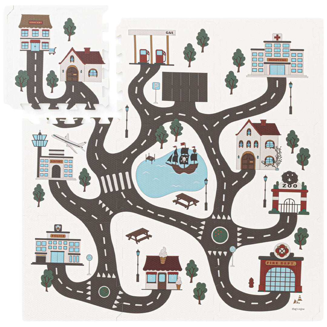 that's mine foam speelmat met een roadtrip-thema, met wegen en gebouwen zoals een ziekenhuis en brandweerkazerne.