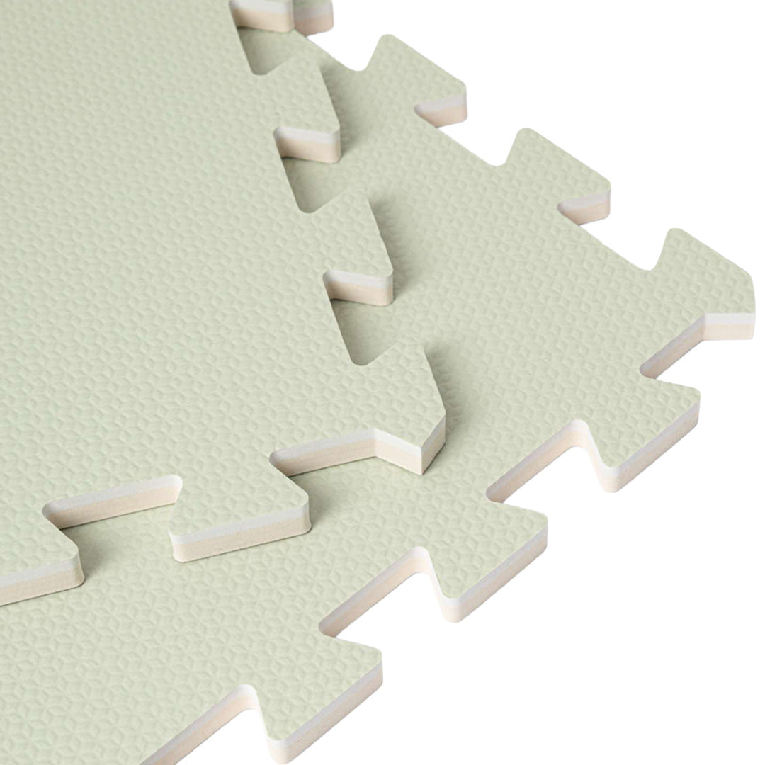 Detail van de that's mine sage green foam speelmat, met de in elkaar grijpende randen en textuur.