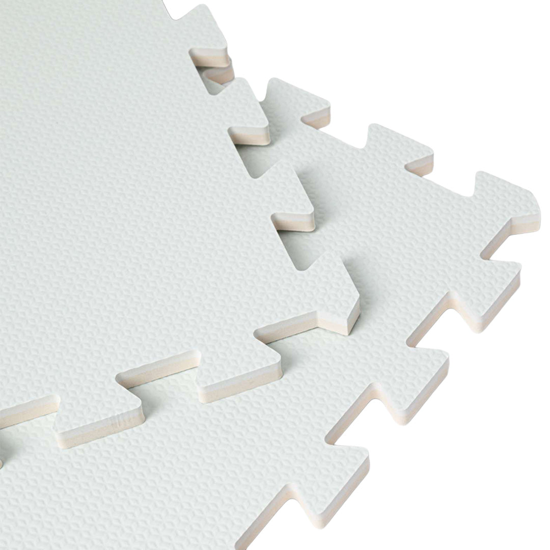 Detailopname van de in elkaar grijpende randen van de that's mine sky blue foam speelmat met textuur.