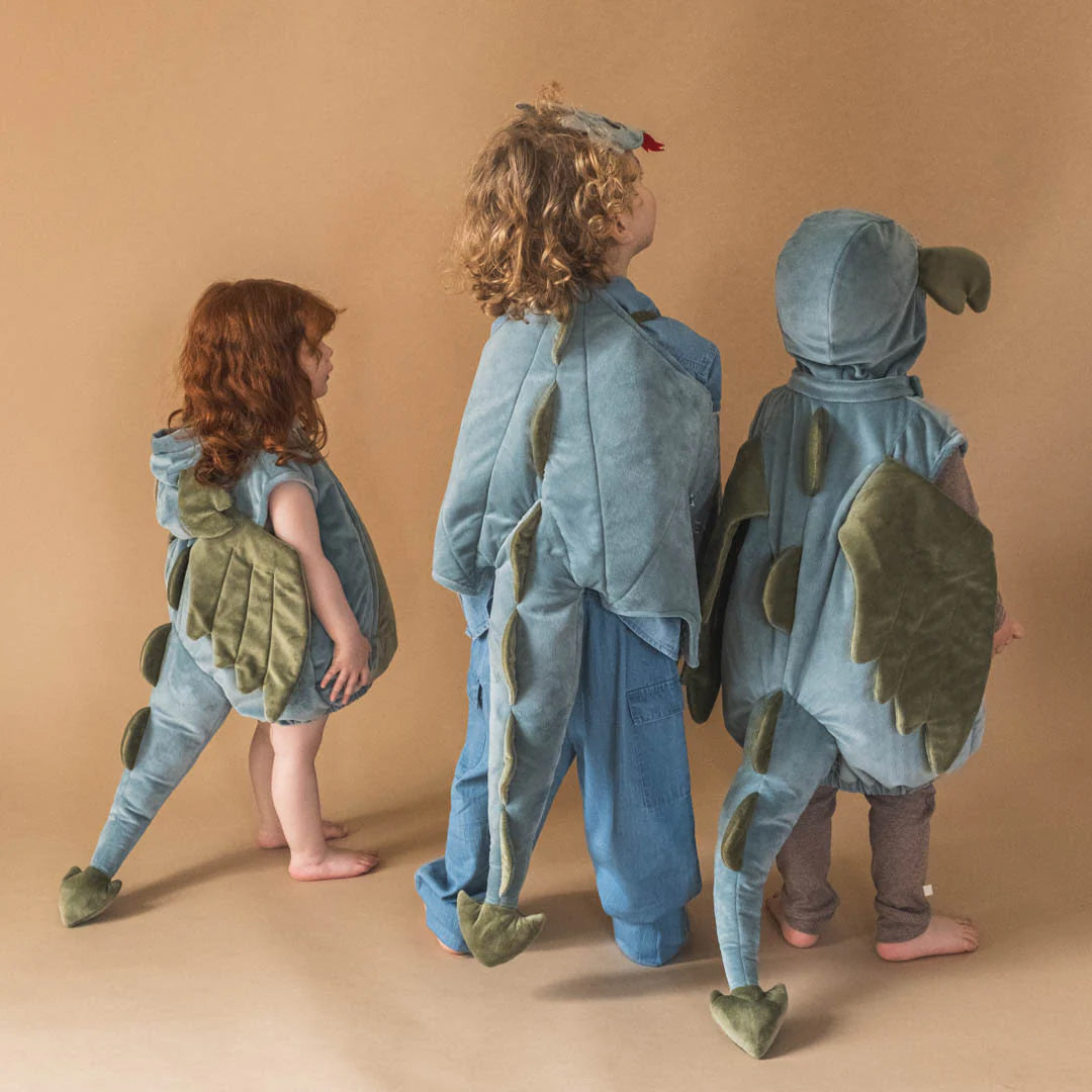 Drie kinderen dragen het that's mine kinderkostuum draak, van achteren gezien.