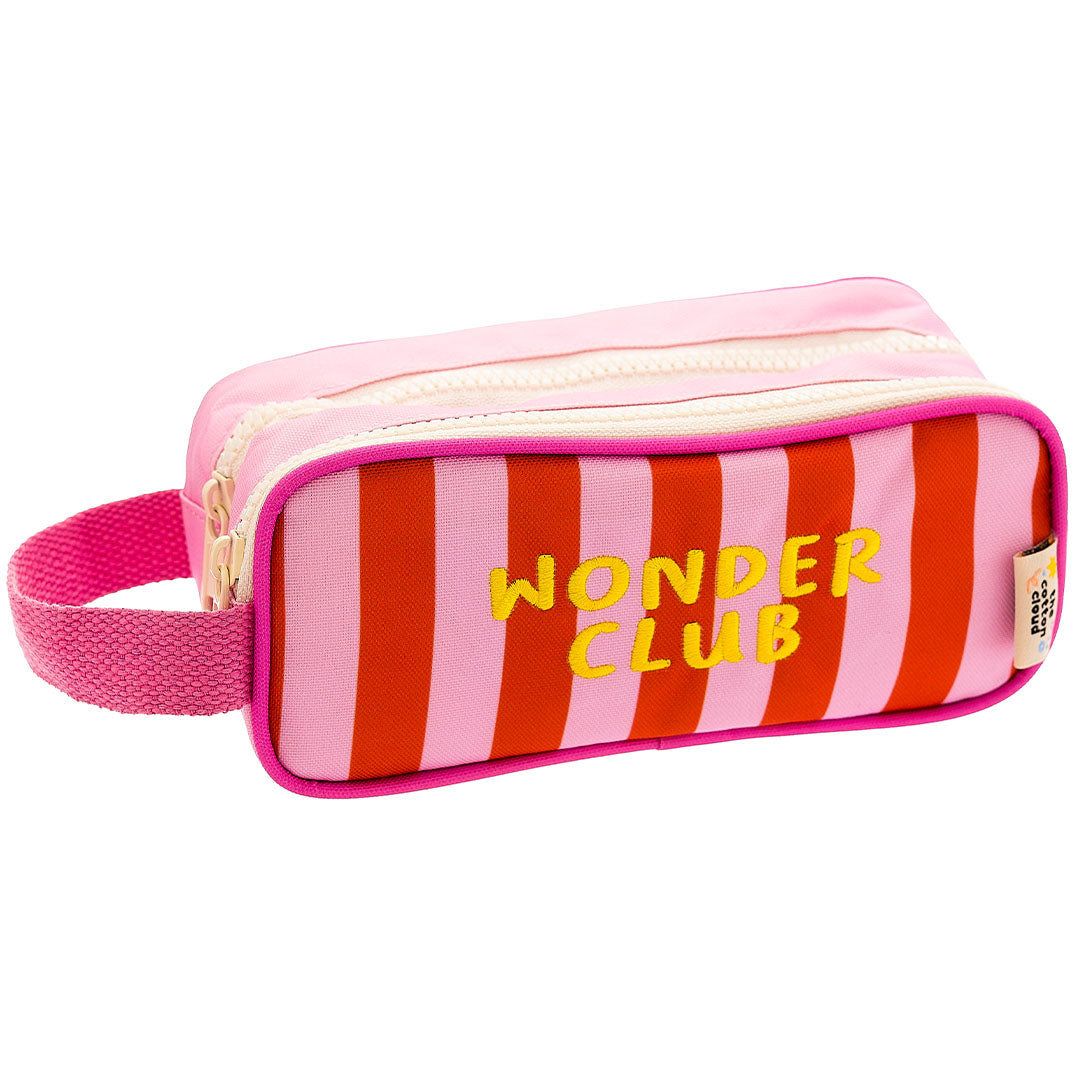 The cotton cloud roze-oranje gestreept etui met de tekst 'Wonder Club'.