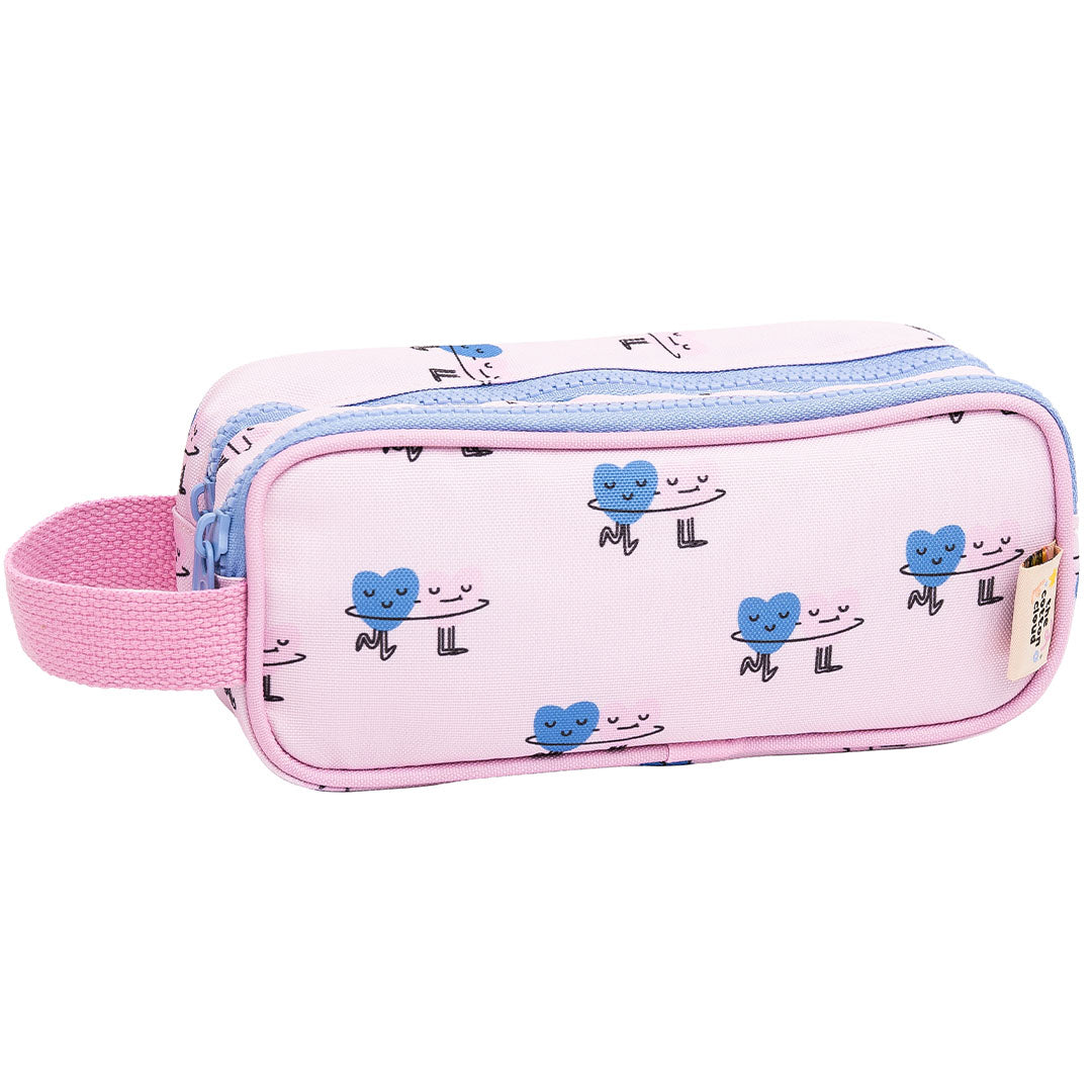The Cotton Cloud roze etui met dansende harten patroon en blauwe ritsen.