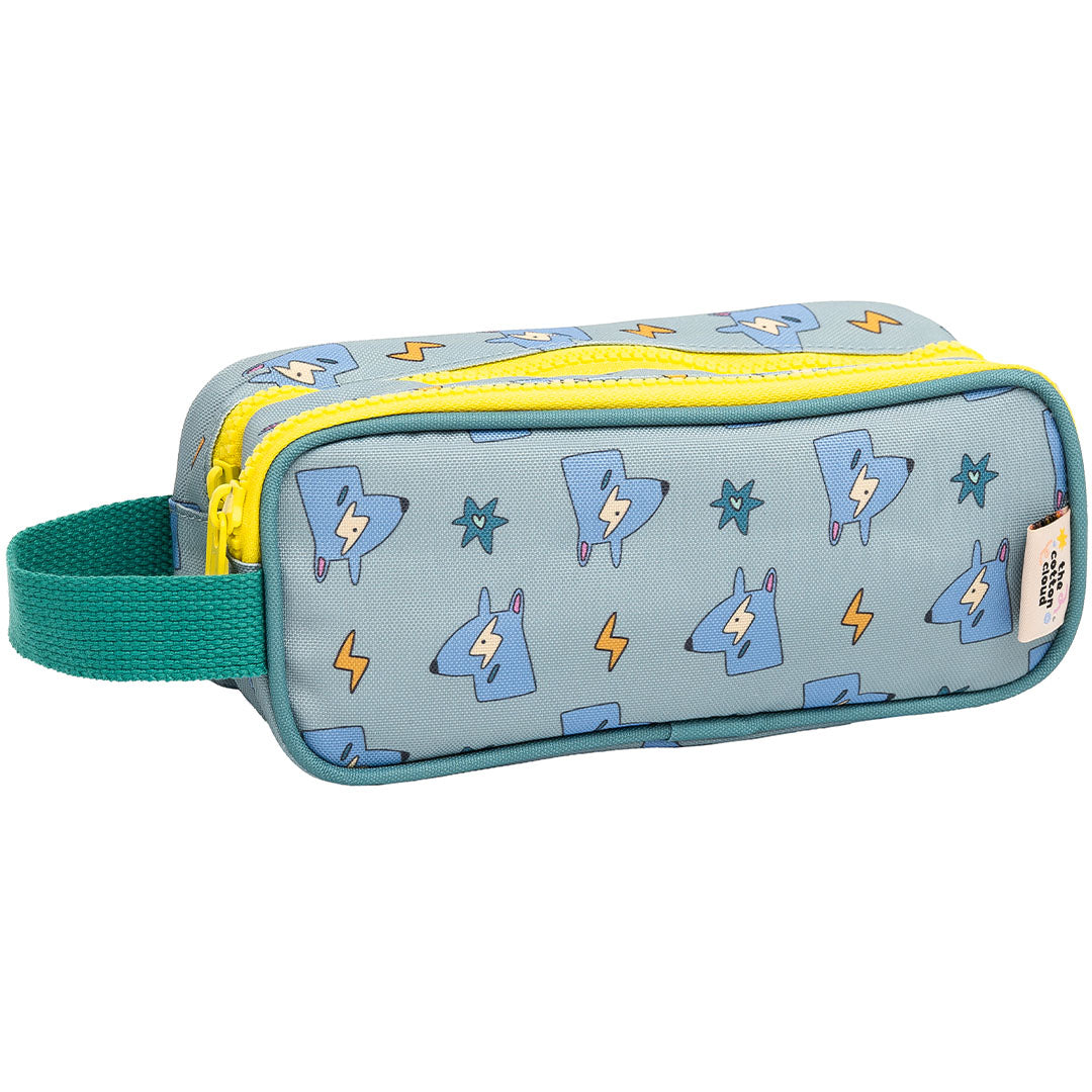 The cotton cloud etui met patroon van blauwe hondenkoppen en bliksemschichten.