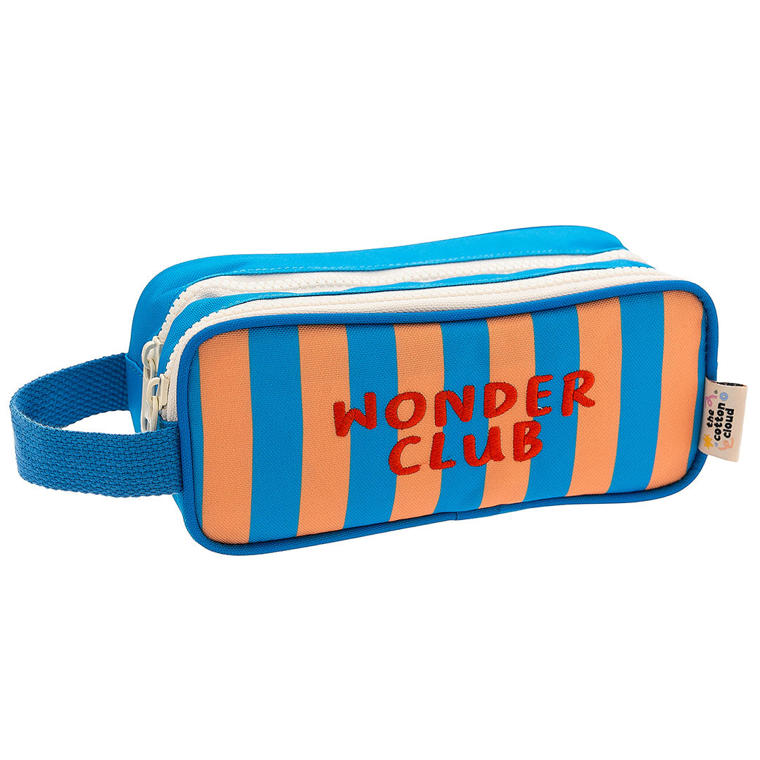 The cotton cloud gestreept etui in blauw en oranje met de tekst 'WONDER CLUB'.