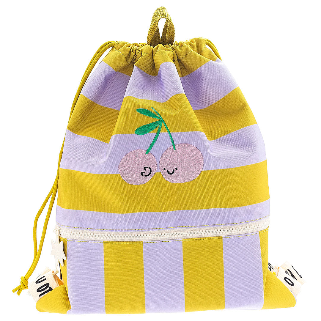 The cotton cloud gym- en zwemtas Cherry Pop met gele en paarse strepen en geborduurde kersen met gezichtjes.