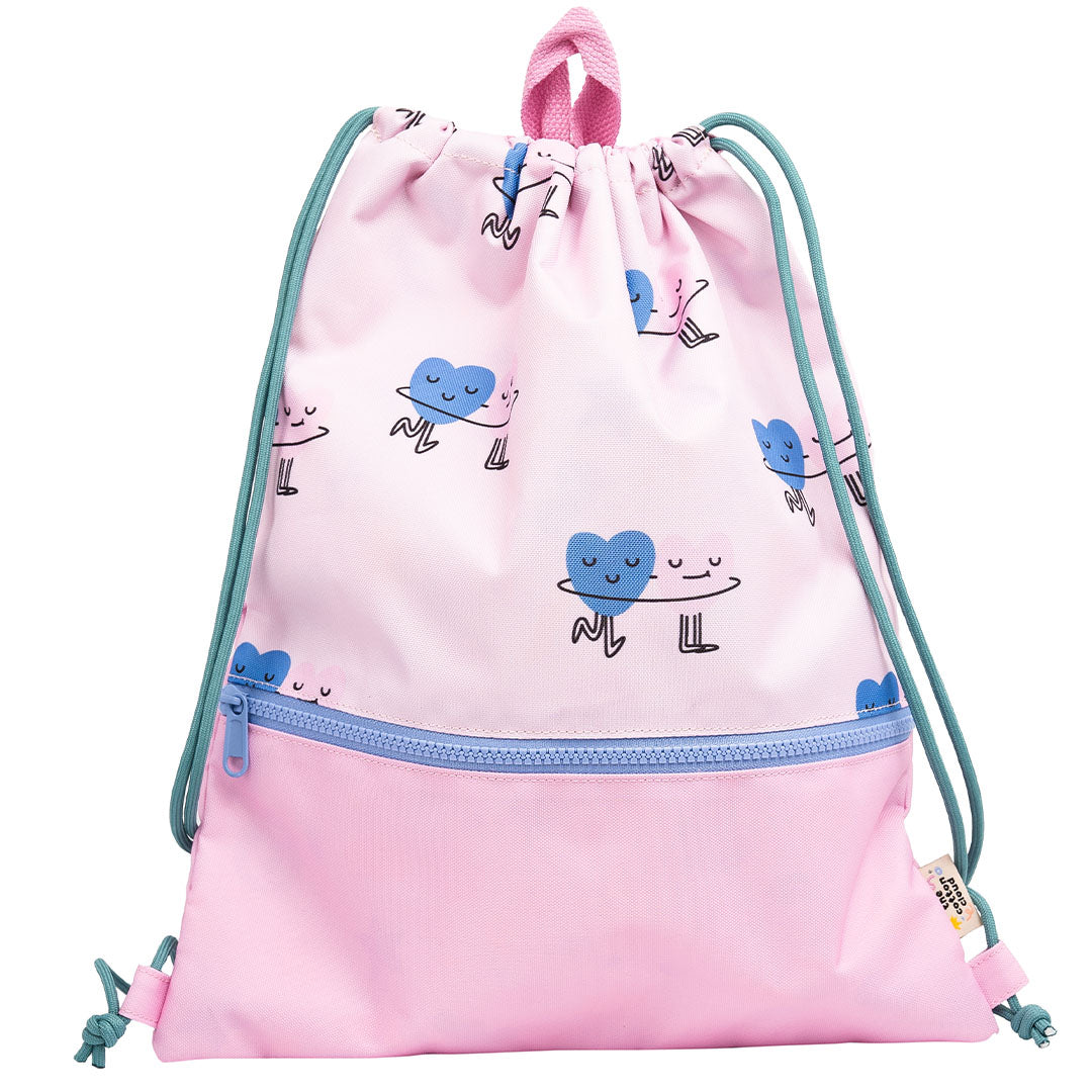 The cotton cloud roze gym- en zwemtas met dancing hearts patroon en blauwe rits.