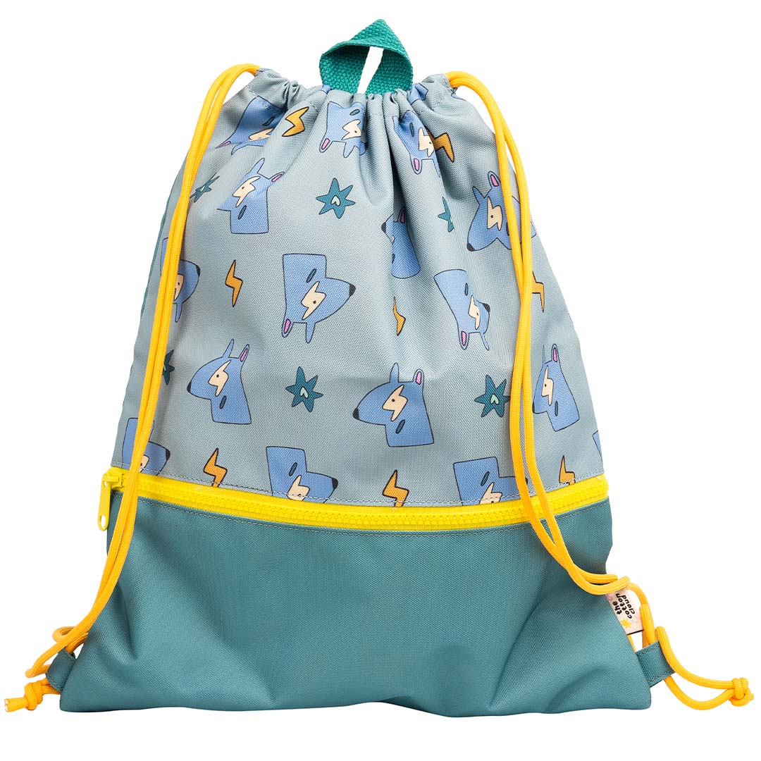 De the cotton cloud gym- en zwemtas met een patroon van blauwe funky dogs, bliksemschichten en sterren op een lichtblauwe achtergrond.