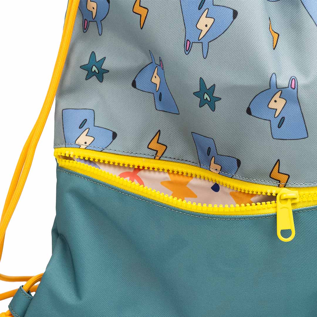 Detail van de the cotton cloud gym- en zwemtas met de gele rits open, die de binnenvoering met sterren en bliksemschichten toont.