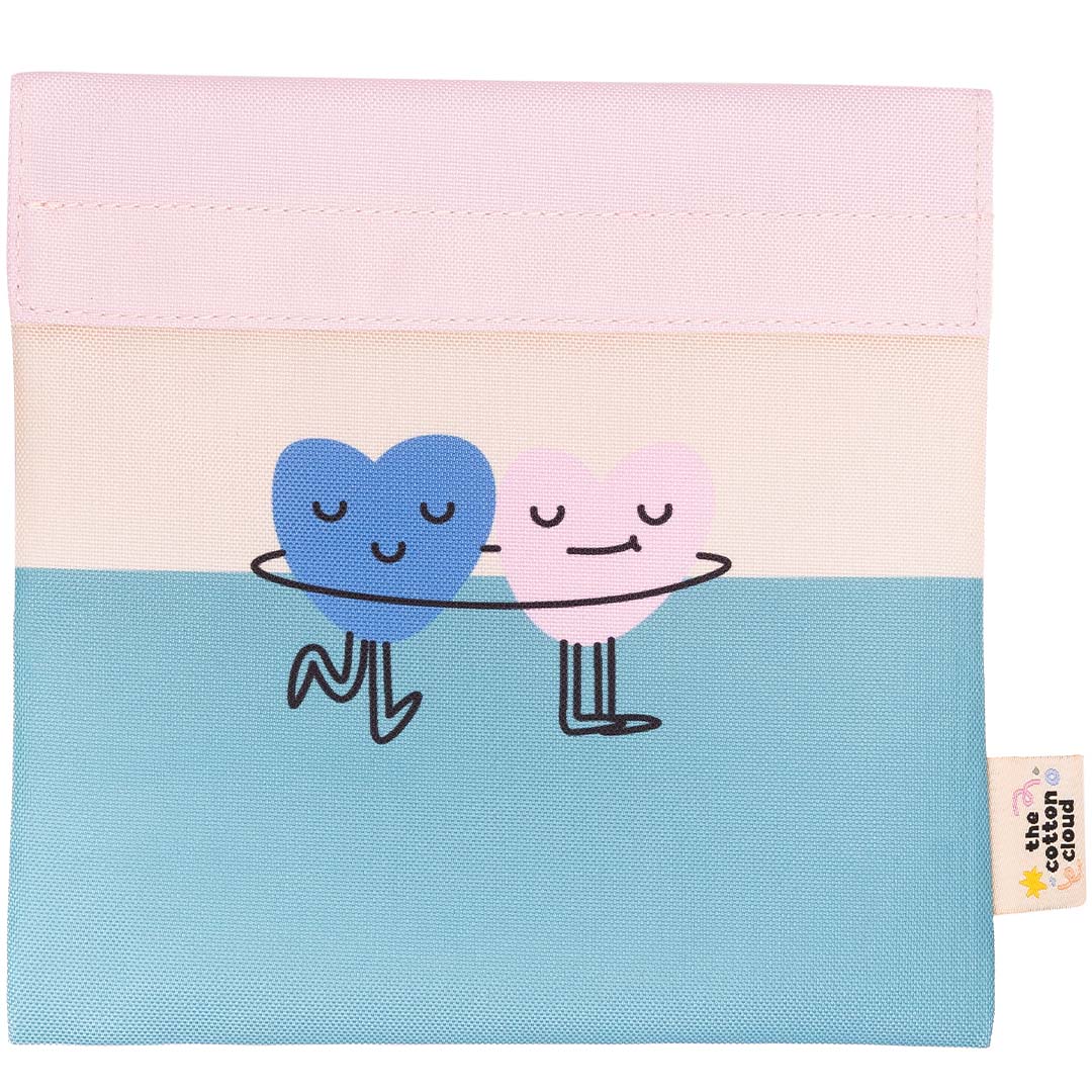 The cotton cloud herbruikbaar lunchzakje voor kinderen met een patroon van twee knuffelende harten.