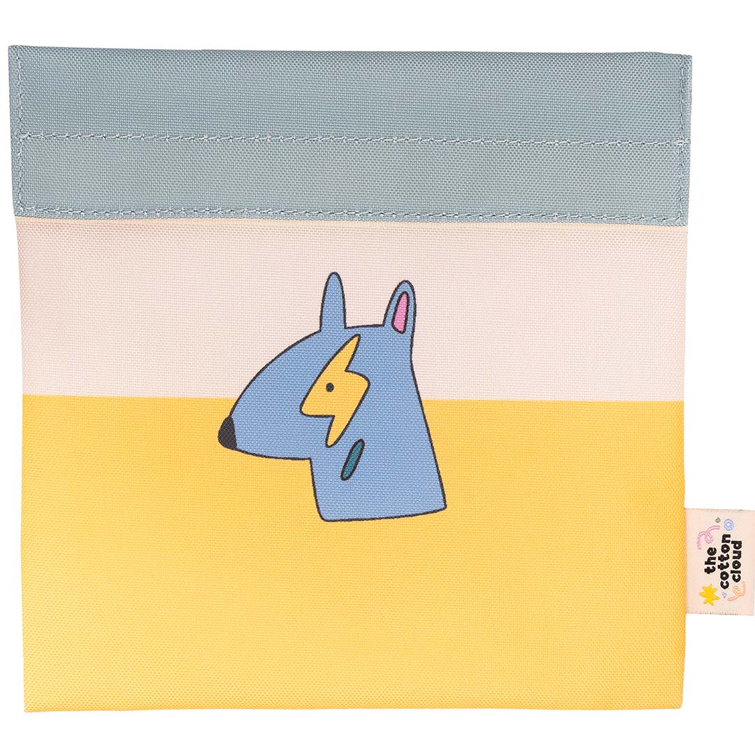 the cotton cloud herbruikbaar lunchzakje met een blauwe hond met bliksemschicht op een veelkleurige achtergrond.