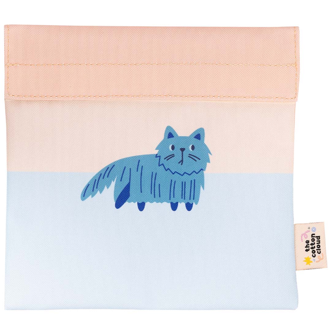 The cotton cloud herbruikbaar lunchzakje voor kinderen met een blauwe kat op een roze-blauwe achtergrond.