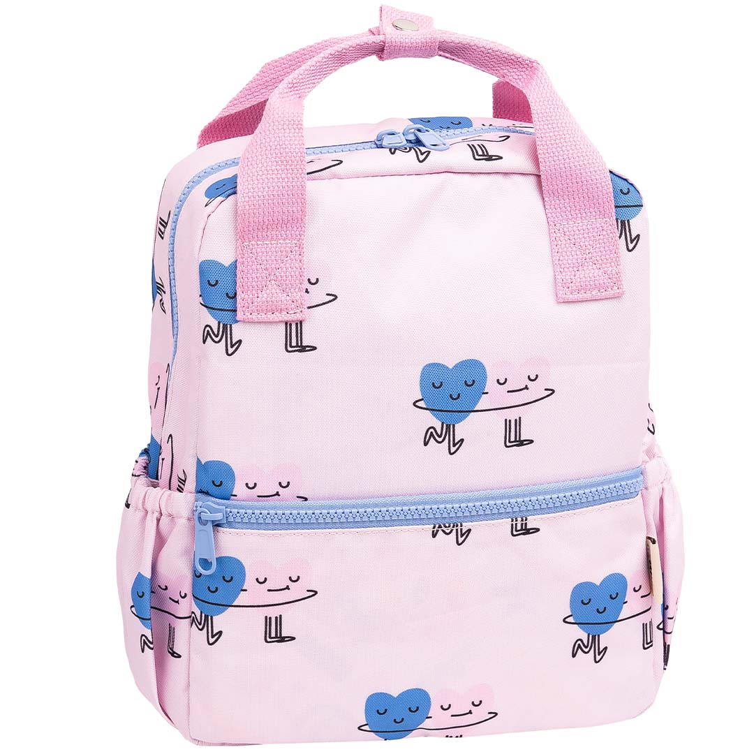 The cotton cloud roze kleuterrugzak met dancing hearts patroon, schuin van voren gefotografeerd.