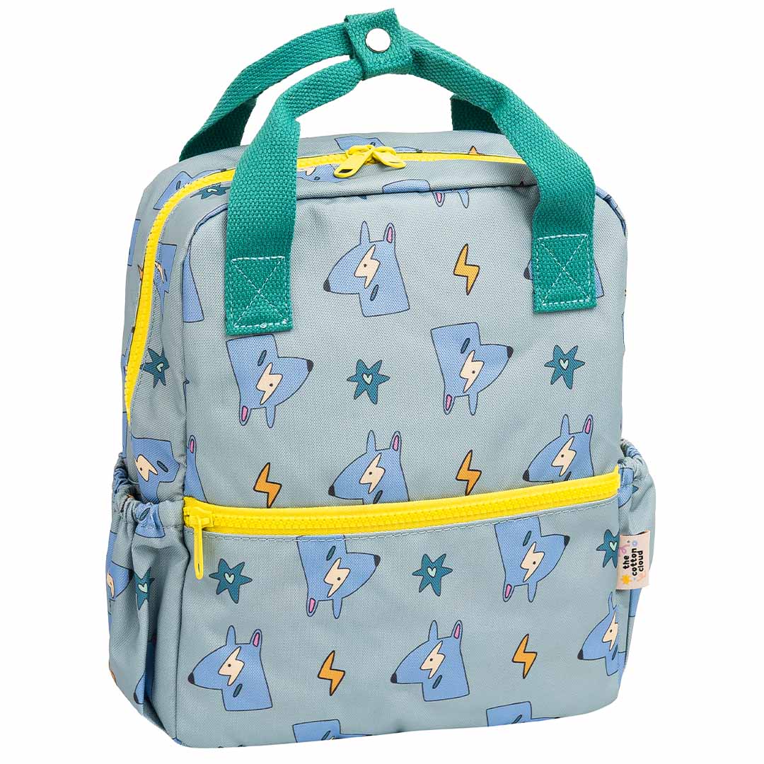De the cotton cloud kleuterrugzak met funky dogs patroon, schuin van voren gefotografeerd.
