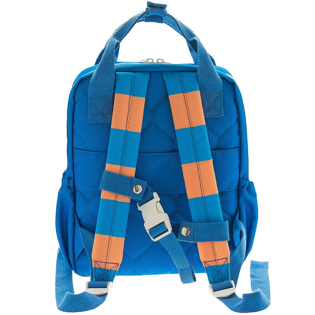 Achterkant van de The Cotton Cloud kleuterrugzak met blauw-oranje gestreepte schouderbanden en een borstband.