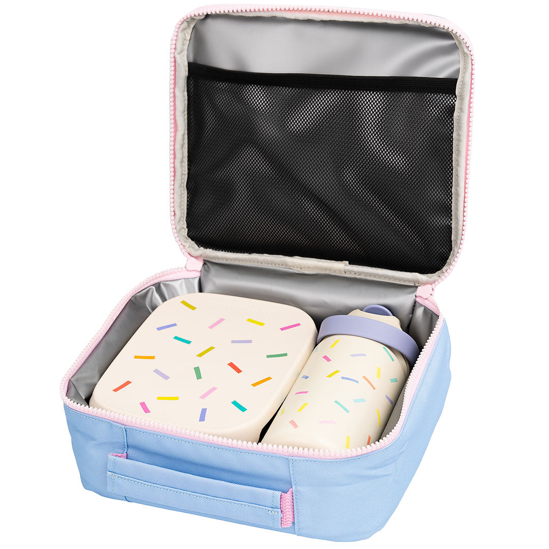 De open the cotton cloud koeltas met een lunchbox en drinkfles met spikkels aan de binnenkant.