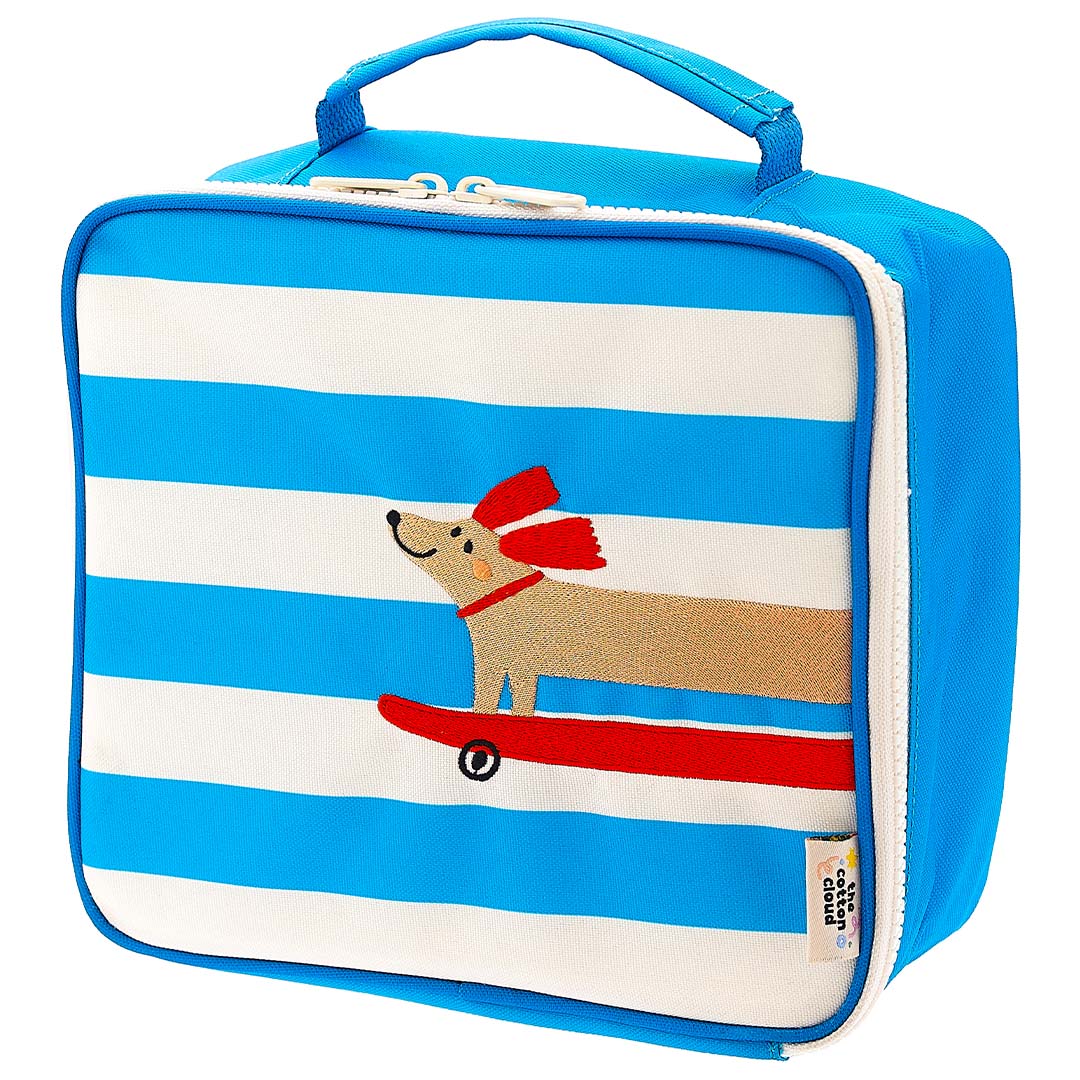 The cotton cloud blauw-wit gestreepte koeltas met een geborduurde hond op een skateboard.