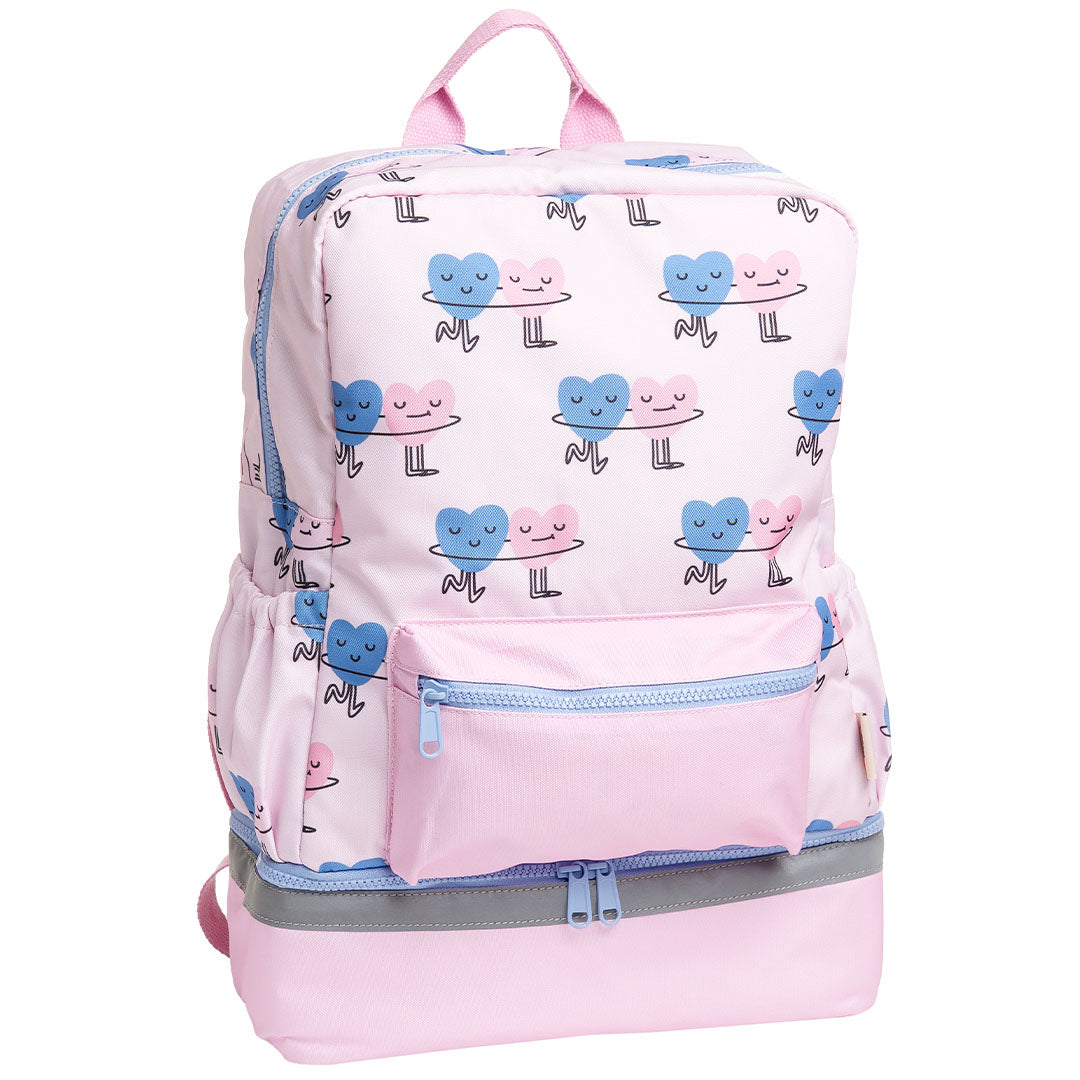 The Cotton Cloud roze schoolrugzak met dansende hartenpatroon, van voren gefotografeerd.