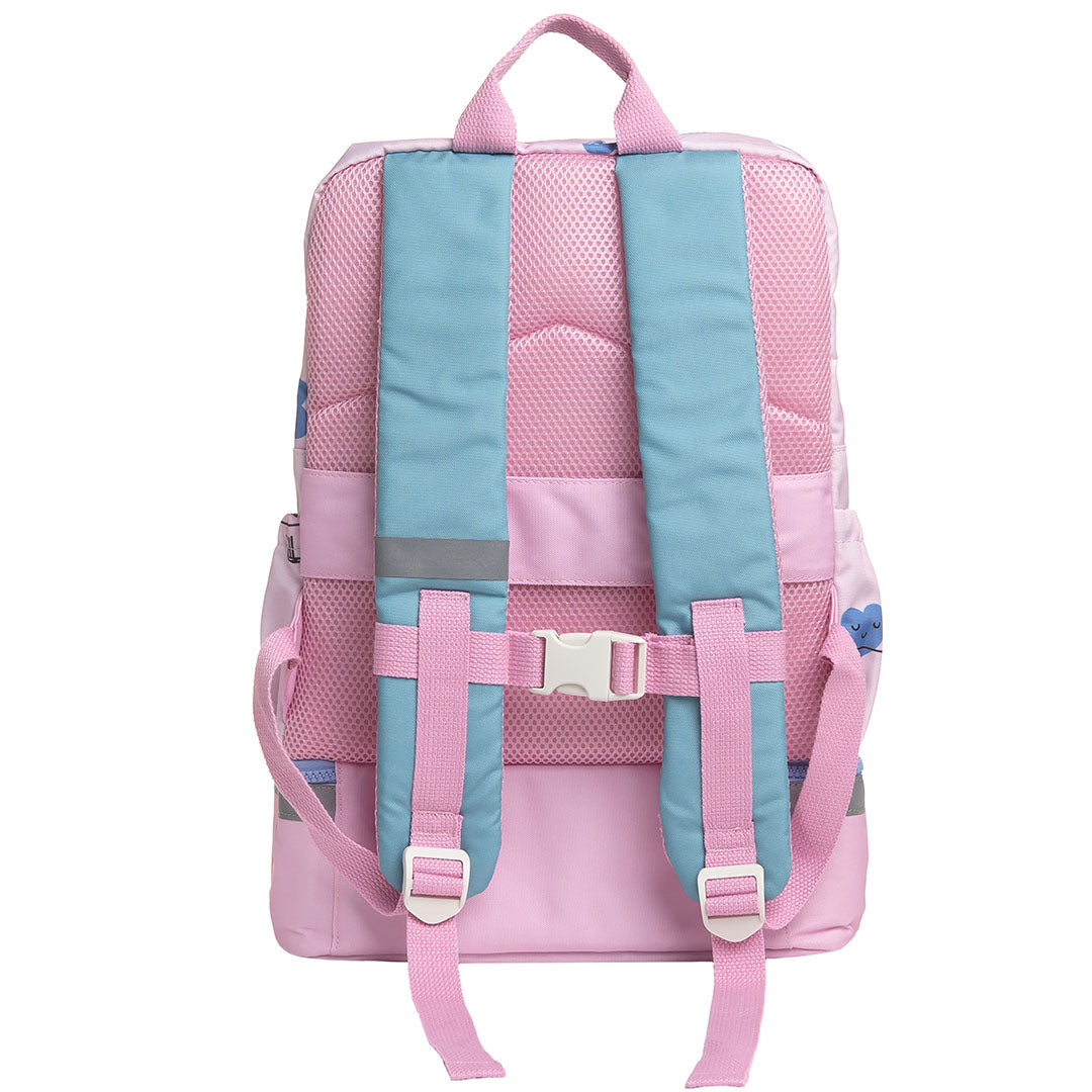 De achterkant van de The Cotton Cloud roze schoolrugzak met verstelbare schouderbanden en borstband.